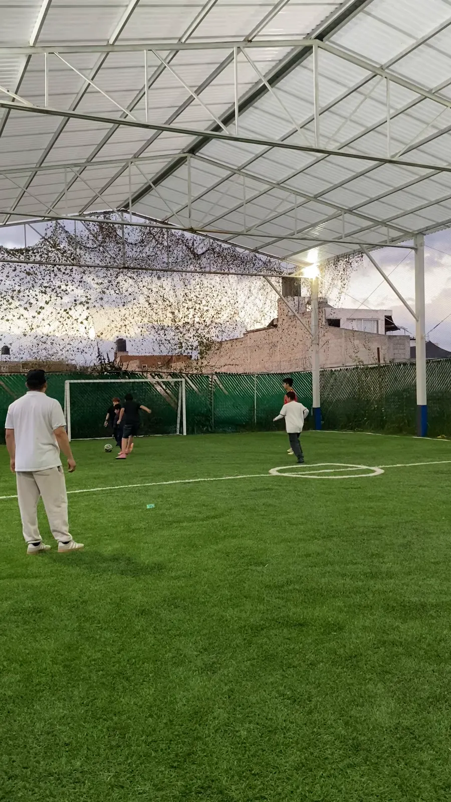 Partido de fútbol en la cancha techada de GAMA Club
