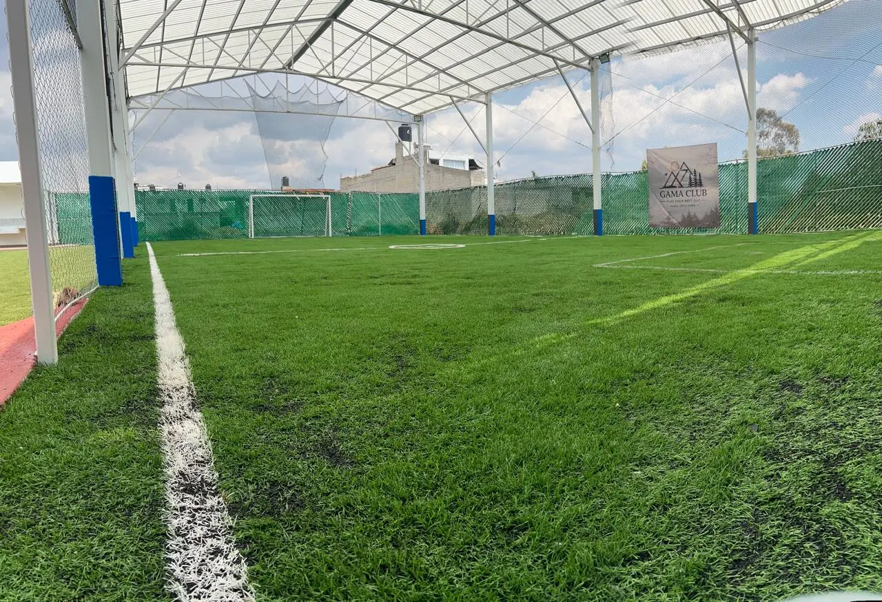 Cancha de fútbol de pasto sintético bajo techo