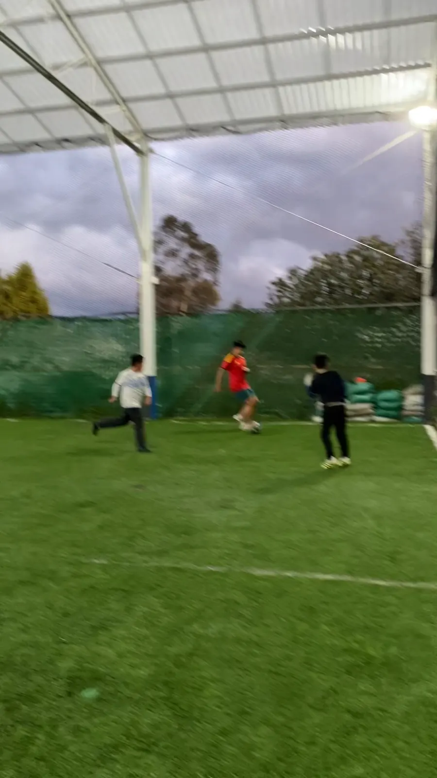 Niños jugando en la cancha de fútbol