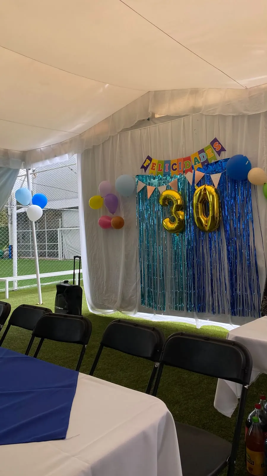 Decoración de cumpleaños dentro de la carpa