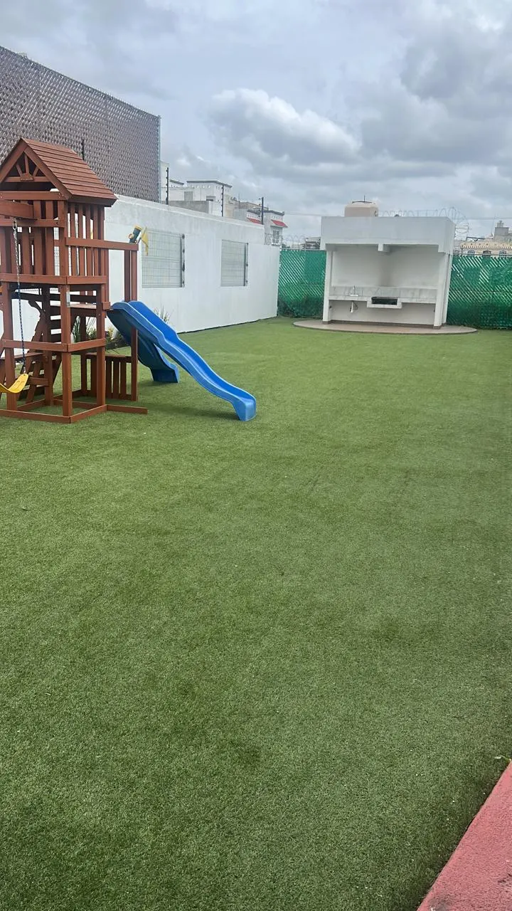 Área de juegos infantiles en el jardín
