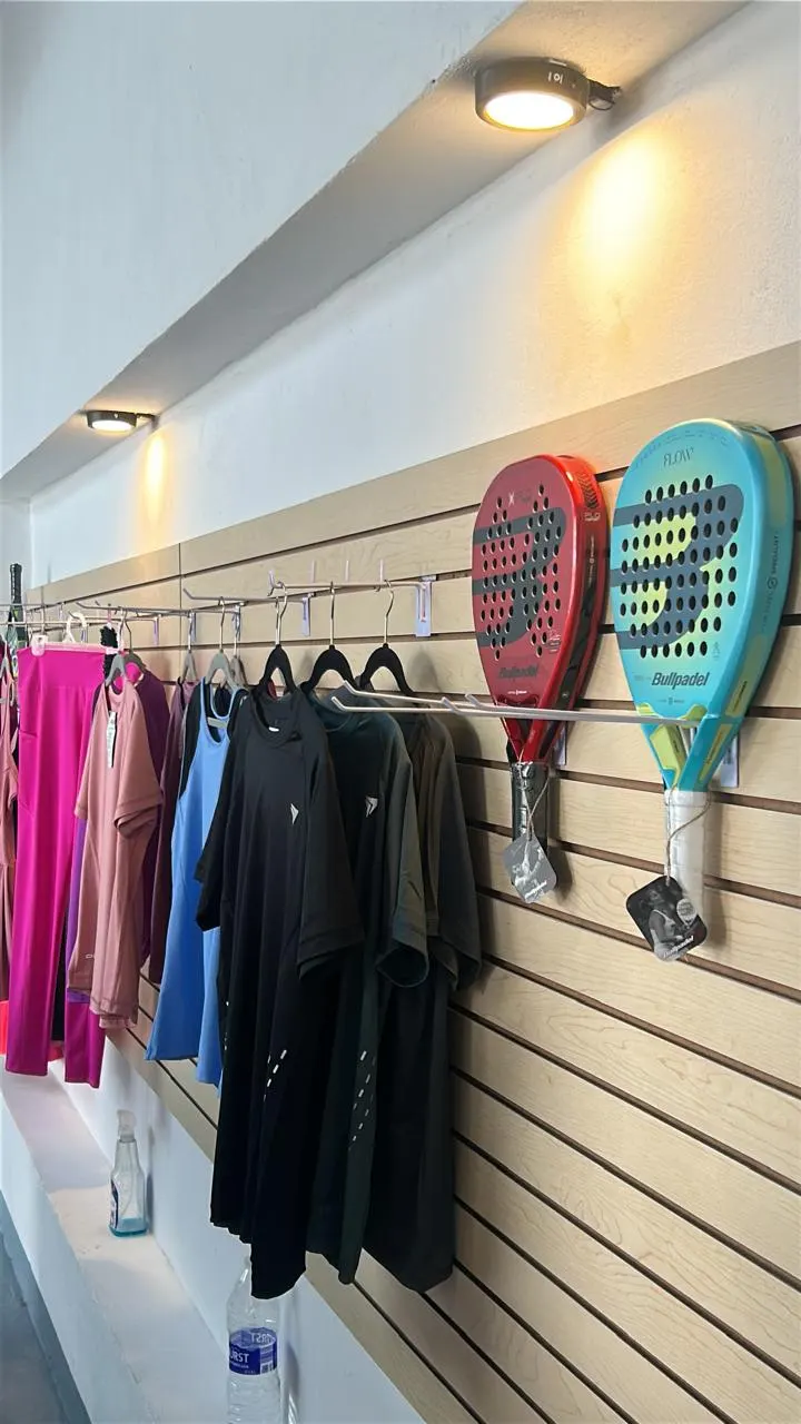 Palas y playeras en la tienda del club