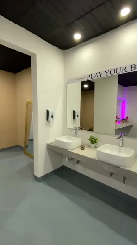 Tocador con espejo iluminado en los vestidores